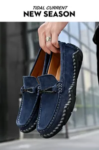 Premium Herren-Loafer aus blauem Wildleder mit handgenähten Sohlen und Metallverzierung