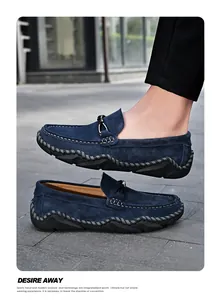 Nahaufnahme von blauen Wildleder-Mokassins mit handgenähten Details und Schnalle.
