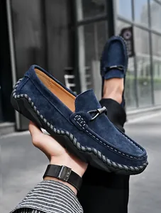 Detaillierte Ansicht dunkelblauer Wildleder-Loafer mit Handnaht und Metall-Zierpferdebiss