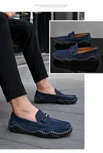 Detail von handgenähten marineblauen Wildleder-Loafern für Herren auf der Straße