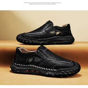 Vue détaillée de mocassins en microfibre noire pour hommes avec couture à la main