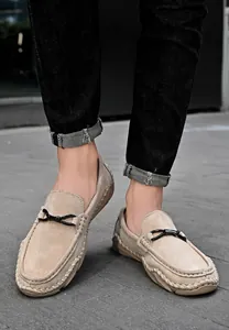 Detailansicht beige Herren Wildleder-Loafer mit handgefertigter Naht auf Steinboden