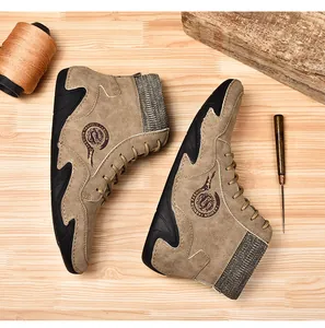 Detalle de los botines Martin retro para hombre en gamuza con cuello de punto.