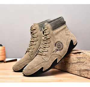 Detalle lateral de las botas retro caqui para hombre con cuello de punto elástico