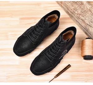Vista detallada de botas estilo británico para hombre en negro con cuello tipo calcetín.