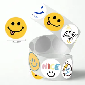 Gros plan d'un rouleau d'autocollants smiley avec guide de taille de 1 pouce