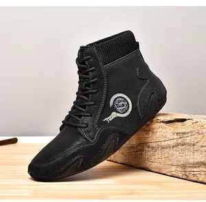 Detalle de bota Martin negra para hombre con cuello tipo calcetín y diseño vintage clásico