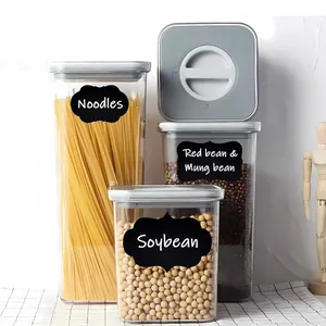 Wasserfeste Tafelaufkleber auf Vorratsgläsern für die Pantry-Organisation der Küche