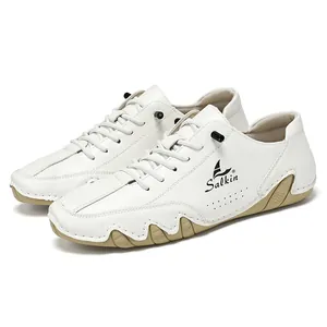 Vue rapprochée des mocassins en cuir blanc pour hommes avec semelle gomme originale