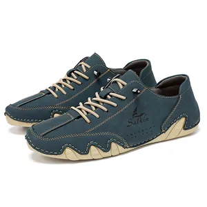 Détail de mocassins bleus pour hommes avec semelle ondulée et lacets beige