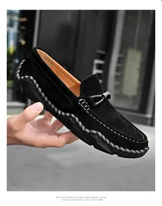 Detailansicht der schwarzen Herren-Loafer aus Wildleder mit weißen Kontrastnähten