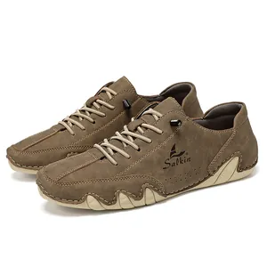 Vue détaillée de mocassins marron pour hommes avec une semelle antidérapante unique.