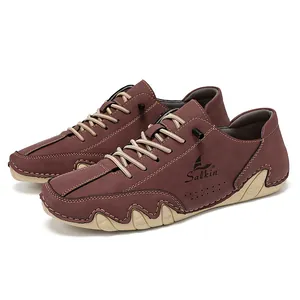 Détail de côté des mocassins Salkin bordeaux pour hommes avec semelle ondulée en caoutchouc