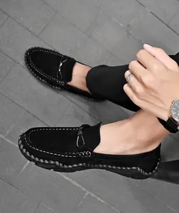 Detailansicht von schwarzen Herren-Wildleder-Loafers mit handgenähten Kanten und Schnalle
