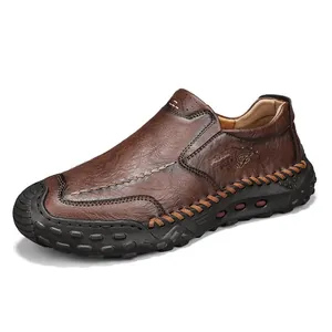 Mocassins pour hommes en cuir microfibre marron avec coutures à la main et semelle.