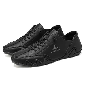 Détail de chaussures décontractées en cuir noir pour hommes avec semelle à picots