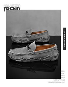 Nahaufnahme graue Wildleder-Herren-Driving-Loafers mit handgenähten Details.