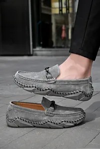 Detailansicht graue Wildleder-Loafer für Herren mit Kontrastnähten und Slip-On-Design.