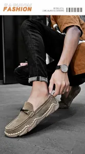 Nahaufnahme der braunen Wildleder-Loafer für Herren mit dekorativer Handnaht.