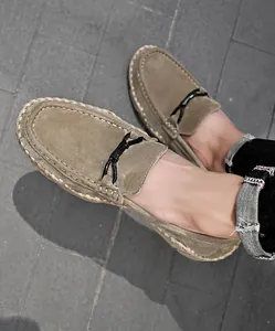 Detailansicht der Handnähte an khakifarbenen Wildleder-Slippern für Herren zum Reinschlüpfen