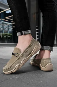 Detailansicht der Herren-Wildleder-Loafer mit dicken handgenähten Nähten und Schnalle.