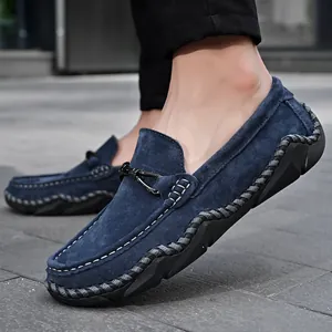 Detailansicht der blauen Herren-Wildleder-Loafer mit handgenähten Details