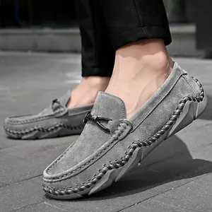 Nahaufnahme grauer Wildleder-Loafer für Herren mit handgenähten Details und Metallschnalle