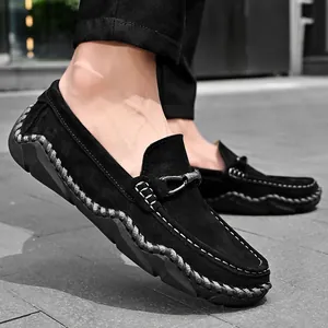Nahaufnahme schwarzer Herren-Loafers aus Wildleder mit feinen handgenähten Details.