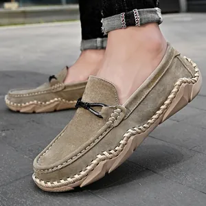 Detailaufnahme von braunen Herren-Leder-Loafers mit handgefertigten weißen Nähten