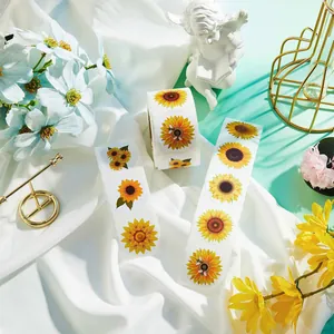 Detalle de rollos de pegatinas decorativas de girasol en un entorno elegante y sofisticado