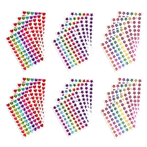 Detailansicht von holografischen Glitzerstickern in Herz-, Stern- und Blumenform für Kinder