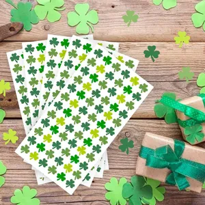 Détail des feuilles d'autocollants trèfle vert pour la fête de la Saint-Patrick