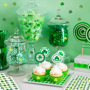Détail des autocollants trèfles de la Saint-Patrick sur cupcakes et bocaux