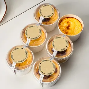 Vue détaillée d'autocollants ronds en papier kraft scellant des pots de desserts