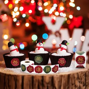 Primer plano de pegatinas de sello de cera de Navidad en cupcakes festivos con muñecos de nieve