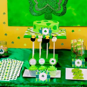 Détail d'autocollants trèfle Saint-Patrick sur des desserts de fête festifs
