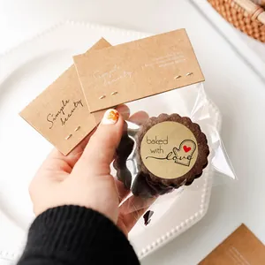 Detailweergave van ronde 'baked with love' kraftpapier stickers op bakkerijverpakkingen