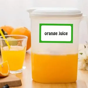 Vista dettagliata di un'etichetta adesiva con bordo verde su una caraffa di succo