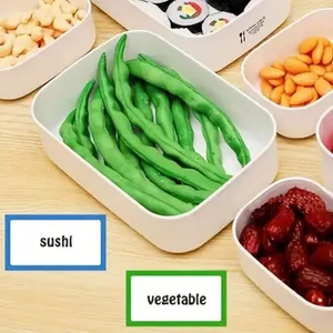 Dettaglio di etichette con bordo colorato su contenitori per alimenti e dispensa