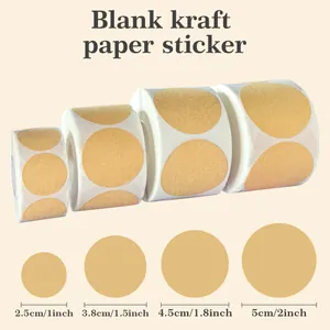 Detail van vier formaten ronde blanco kraftpapier stickers op rollen voor verpakking