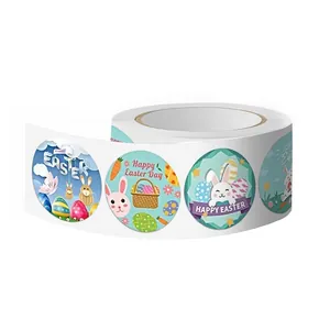 Gros plan de stickers de Pâques colorés avec des lapins et des œufs festifs en rouleau