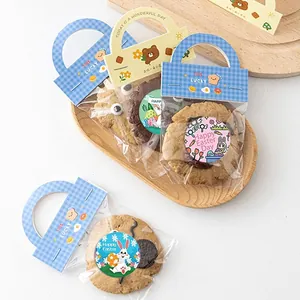 Gros plan d'autocollants Joyeuses Pâques scellant des sacs d'emballage de biscuits.