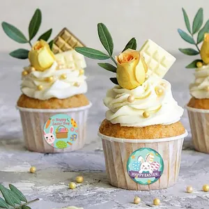 Gros plan d'autocollants décoratifs Joyeuses Pâques sur des cupcakes pour emballage