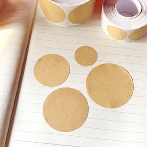 Detail van ronde bruine kraftpapier zegelstickers op een gelinieerd notitieboek