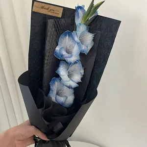 Gros plan d'un autocollant de remerciement en papier kraft sur un emballage de bouquet