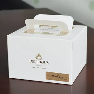 Détail d'un autocollant merci en papier kraft marron sur un emballage de boîte cadeau blanche