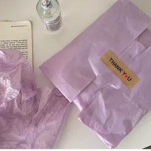 Vue détaillée d'un autocollant de remerciement en papier kraft sur emballage violet