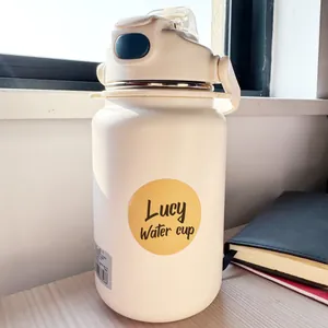 Detailweergave van een ronde kraftpapier zegelsticker op een beige waterfles