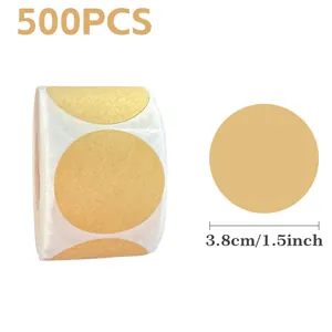 Gedetailleerde weergave van 3,8 cm ronde kraftpapier stickers voor handgemaakte pakketten