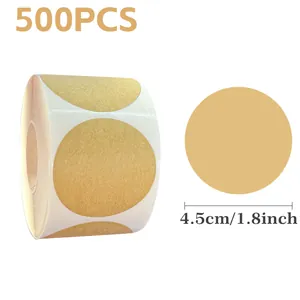 Detailweergave van 4,5 cm kraftpapier stickers op rol van 500 voor handwerk